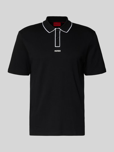 Produktfoto, Regular Fit Poloshirt aus reiner Baumwolle Modell 'DALUMO' von HUGO in Schwarz, unifarben, kurzer Arm, Polokragen, 2-Knopf-Verschluss, Label-Schriftzug auf der Brust, Label Stitching, glatte Textur, dezenter Kontrast an Kragen und Knopfleiste.