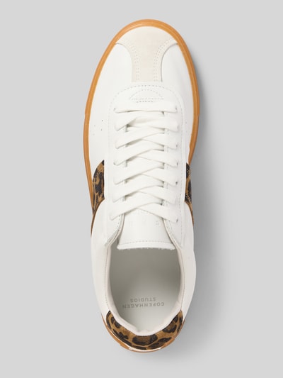 Produktfoto, Sneaker aus Leder mit Schnürung Modell 'CPH98' von Copenhagen, Echtleder, abgerundete Spitze, 2 cm Absatzhöhe, 7 cm Schafthöhe, 8 cm Schaftweite, weiß mit brauner Sohle und Leo-Detail