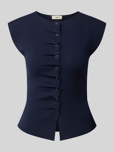 Produktfoto, granatowa kamizelka dzianinowa z mieszanki materiałów z lnem, krój slim fit, okrągły dekolt, marszczenia, listwa guzikowa, długość tyłu w rozmiarze S: 50 cm, Strickweste mit Raffungen Modell 'PAGNI' od SUNCOO PARIS
