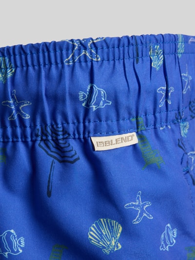 Produktfoto, Badeshorts mit Eingrifftaschen Modell 'BHRINGWAR MINI' von Blend in Blau, Muschel- und Seesternmuster, elastischer Bund, Detailaufnahme