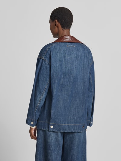 Frauenmodel trägt Relaxed Fit Jeansjacke aus Baumwoll-Mix Modell 'PELOTA' von MAX&Co. in Dunkelblau mit braunem Kragen, Ganzkörperansicht Rückansicht. Damen Jeansjacke von MAX&Co.
