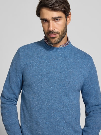 Mannenmodel draagt Pullover aus Woll-Seide-Mix mit Rundhalsausschnitt Modell 'TISBURY' van BARBOUR, effen blauw breisel, ribgebreide boorden, lange mouwen, materiaal wol-zijde-mix, close-up bovenlichaam.