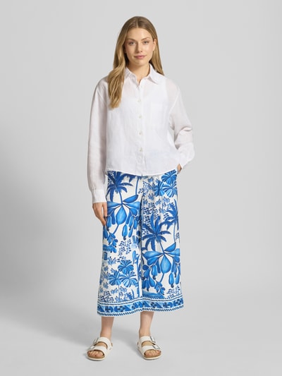 Vrouwenmodel draagt Culotte uit viscosemix met elastische band van Christian Berg Woman, met blauwe palmprint, steekzakken, los model, modelmaat 36, binnenbeenlengte 61 cm, ganzekörperaanzicht van voren.