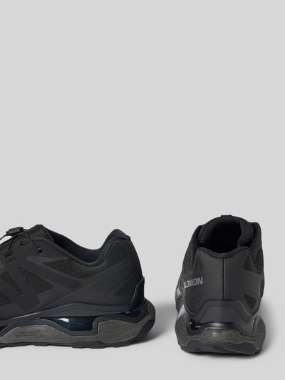 Produktfoto, Sneaker mit profilierter Sohle Modell 'XC ROAM GTX' van Salomon, zwart, afgeronde punt, vetersluiting, logoprint, hakhoogte maat 44: 4 cm, schachthoogte maat 44: 8 cm, schachtbreedte maat 44: 8 cm, profielzool