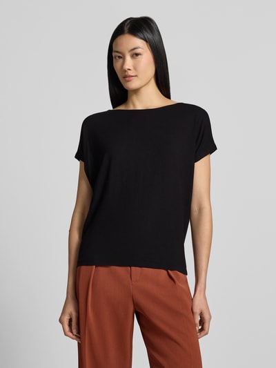 Kobiece modelka nosi czarny Damski t-shirt 'T-Shirt mit überschnittener Schulter' od s.Oliver RED LABEL, gładka tkanina, całkowity widok z przodu