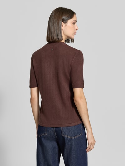 Frauenmodel trägt Regular Fit T-Shirt in Strick-Optik von zero in Braun, taillierte Passform, gerade Textur, Rückansicht, Ganzkörperansicht. Damen T-Shirt, Rundhalsausschnitt, Rückenlänge 59 cm, Ärmellänge 27 cm.
