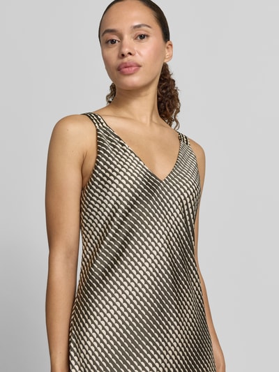 Frauenmodel trägt Damen Midikleid aus Satin mit Wellenmuster, V-Ausschnitt, Straight Fit, Modell 'Qova wave' von Someday, Nahaufnahme Oberkörper. Rückenlänge bei Größe 36: 111 cm, Brustweite bei Größe 36: 45 cm.