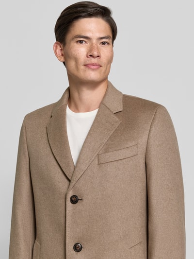 Männermodel trägt Slim Fit Mantel aus Woll-Kaschmir-Mix Modell 'H-Hyde-264' von BOSS, beiger Farbton, glatte Textur, Nahaufnahme Oberkörper.