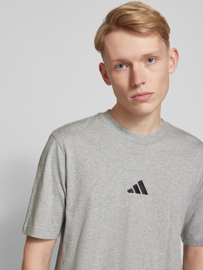 ADIDAS SPORTSWEAR T-Shirt mit Label-Stitching Hellgrau 3