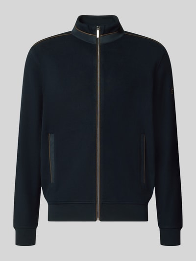 Produktfoto, Sweatjacke mit Label-Details von bugatti aus Baumwollmischung in Dunkelblau, gerader Schnitt, Stehkragen, elastische Abschlüsse, seitliche Taschen, Produkt Kontext: Rückenlänge 69 cm, Ärmellänge 67 cm.