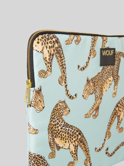 Produktfoto, Laptoptasche mit Allover-Motiv-Print Modell 'Leopard' von WOUF, Damen Laptoptasche mit Hauptfach, Reißverschluss, Logo-Patch, heller Hintergrund, glatte strukturierte Oberfläche