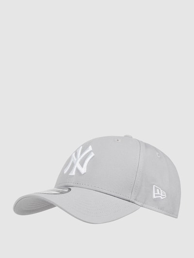 New Era Czapka z daszkiem z wyhaftowanym logo ‘New York Yankees’  Jasnoszary 1