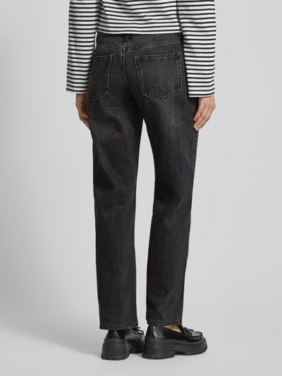 Kobieta modelka nosi Wide Leg Jeans im 5-Pocket-Design Modell 'EMBER' od Topshop, czarna bawełna, krój wide fit, zapięcie na guzik i zamek błyskawiczny, szerokość w rozmiarze 26/32: 40 cm, długość wewnętrzna nogawki: 80 cm, widok całej sylwetki od tyłu.