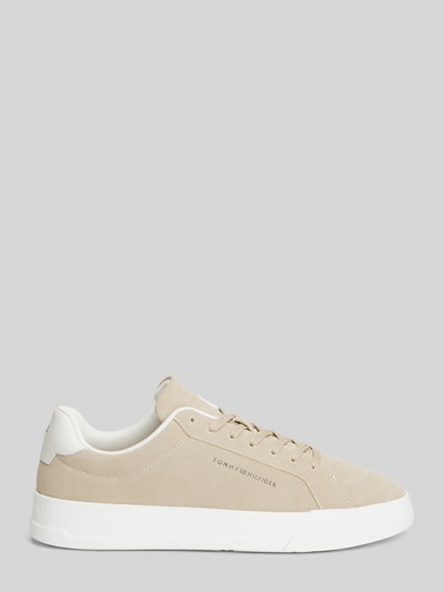 Produktfoto, Sneaker mit Logo Detail aus echtem Leder von Tommy Hilfiger in Beige mit Lederoptik, abgerundete Schuhspitze, flache Absatzform, Logo-Detail, Schnürung.