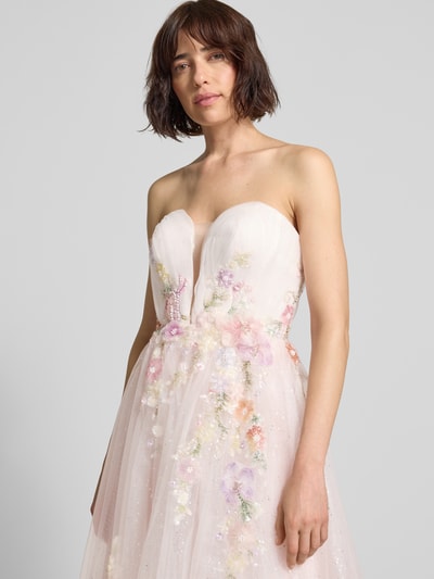 Frauenmodel trägt Maxikleid im Off-Shoulder-Look mit Perlen und Pailletten von Unique, Tüll, A-Linie, Rückenlänge 133 cm, Nahaufnahme Oberkörper.