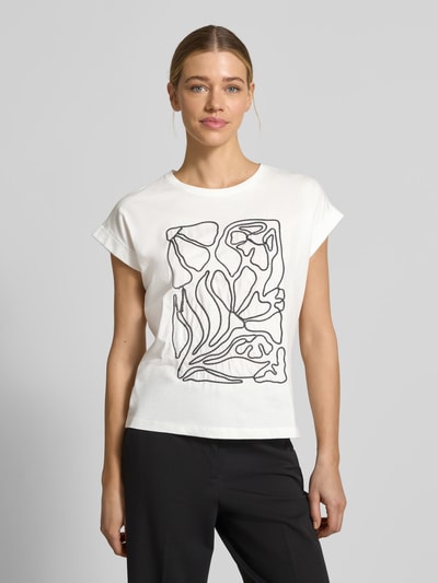 Vrouwenmodel draagt T-Shirt met Stitching und Rundhalsausschnitt van Christian Berg Woman, witte katoen, regular fit, korte mouw met omslag, vooraanzicht bovenlichaam.