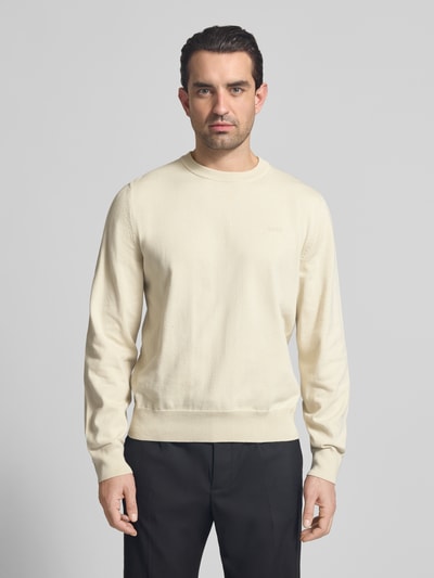 Männermodel trägt Regular Fit Strickpullover aus reiner Baumwolle Modell 'UPCAS' von BOSS, Optik: Unifarben, Ganzkörperansicht von vorne.