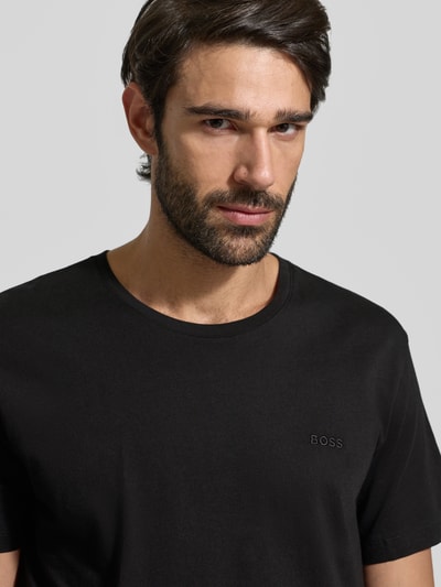 Männermodel trägt T-Shirt mit Rundhalsausschnitt im 2er-Pack Modell 'ComfortS' von BOSS, reine Baumwolle, unifarben, Nahaufnahme Oberkörper.