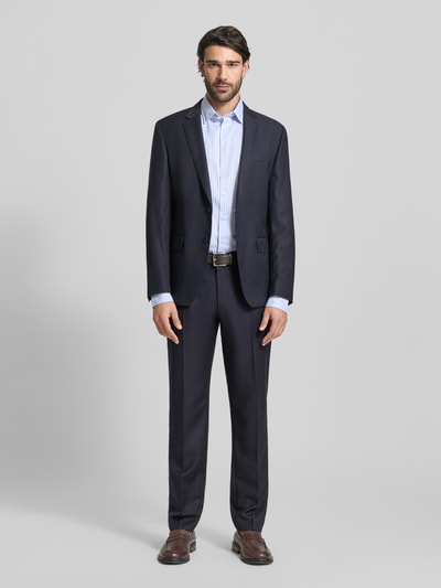 Männermodel trägt Slim Fit Business-Hemd mit Kentkragen von Jake*s, elastischer Material-Mix, Langärmelig, Ganzkörperansicht von vorne.