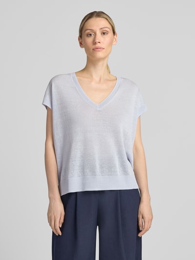 Vrouwenmodel draagt Strickshirt aus Leinen-Mix mit V-Ausschnitt van comma, dames, linnenmix met viscose, relaxed fit, V-hals, kapmouwen, ruglengte maat S 56 cm, mouwlengte 10 cm, lichtblauw, recht model, fijne breistructuur, voorkant, halflichaamsopname