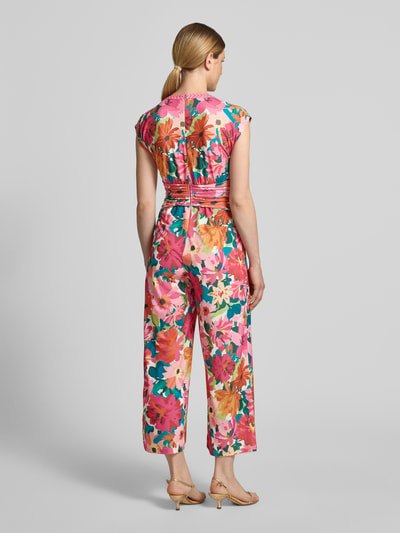Männermodel trägt Jumpsuit im Allover-Look mit Knotendetail von ROBE LÉGÈRE, kolorowy wzór, krój regular fit, materiał ze stretchem, widok całej sylwetki od tyłu, długość tyłu w rozmiarze 36: 139 cm, szerokość w rozmiarze 36: 52 cm, długość całkowita: 139 cm, długość nogawki wewnętrznej: 68 cm.