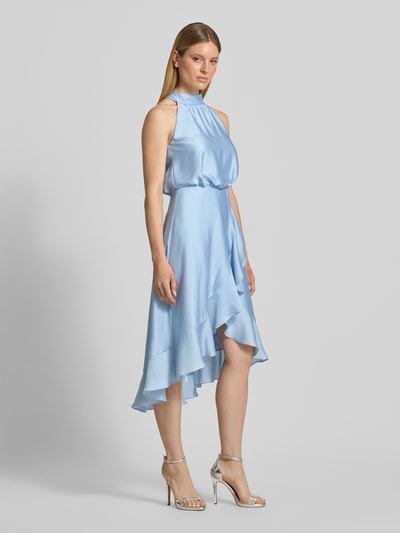 Kobiece modelka nosi 'Cocktailkleid mit Stehkragen und Volants' od SWING, satyna w kolorze jasnoniebieskim, linia a, sukienka midi, stójka, falbany, długość tyłu w rozmiarze 36: 125 cm, szerokość w rozmiarze 36: 42 cm, całopostaciowy widok od przodu.