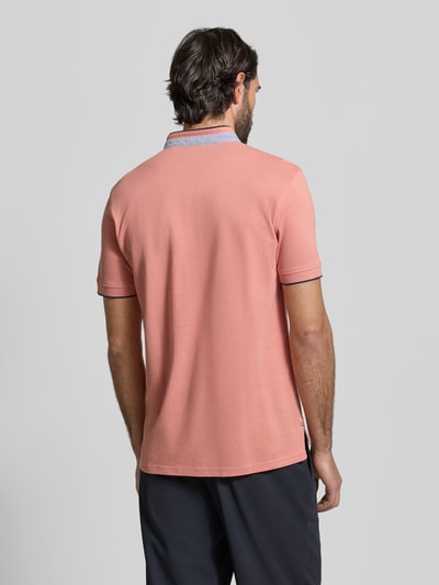 Männermodel trägt Regular Fit Poloshirt aus reiner Baumwolle mit Stehkragen von Christian Berg Men in Rosa, Kurzarm, Rückansicht, Ganzkörperansicht.