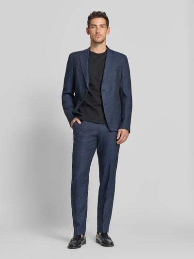 Männermodel trägt Slim Fit Leinenhose mit Tunnelzug Modell 'Sake' von JOOP! Collection in Dunkelblau, reine Leinenstruktur, Ganzkörperansicht von vorne.
