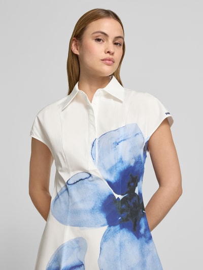 Frauenmodel trägt Ausgestelltes Freizeitkleid aus reiner Baumwolle Modell 'GIORNO' von MAX&Co., Optik: Unifarben mit floralem Muster, Kimonoärmel, Popeline, Nahaufnahme Oberkörper.
