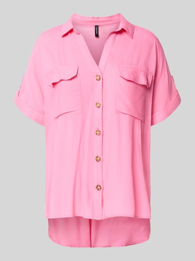 Produktfoto, Regular Fit Hemdbluse aus reiner Viskose Modell 'BUMPY' von Vero Moda, Optik: Unifarben in Pink, Kurzarm, Hemdblusenkragen, V-Ausschnitt, einreihige Knopfleiste, fixierter Umschlag, abgerundeter Rumpfabschluss, Brusttaschen, glatte Textur.