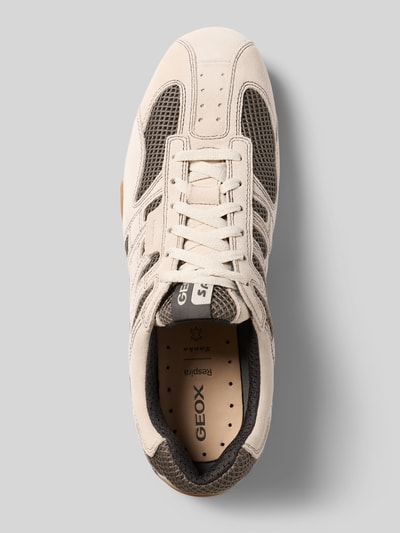 Produktfoto, sneakersy z mieszanki skóry z detalem z logo, model 'Snake' od Geox, krój zaokrąglony, profilowana podeszwa, wysokość obcasa w rozmiarze 44: 4 cm, wysokość cholewki w rozmiarze 44: 6 cm, szerokość w rozmiarze 44: 7 cm