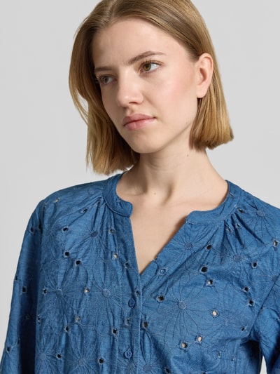 Kobiece model prezentuje Regular Fit bluzkę z bawełny model 'VELIA' od Brax, kwiatowy wzór na całej powierzchni, popelina, zapięcie na guziki, dekolt w serek, rękaw o dł. 1/2, elastyczne zakończenia, niebieski kolor, faktura haftu, zbliżenie na górną część ciała