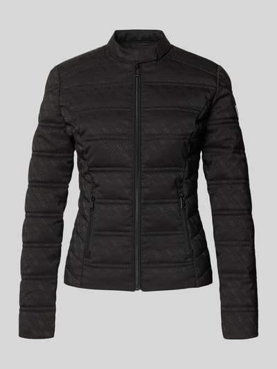 Produktfoto, czarna kurtka pikowana z wzorem z logo, model 'NEW VONA' od Guess, mieszanka materiałów z dodatkiem streczu, krój slim fit, stójka, zamek błyskawiczny, kieszenie zapinane na zamek błyskawiczny, długość tyłu 57 cm, szerokość ramion 40 cm, szerokość klatki piersiowej 44 cm, długość rękawów 60 cm