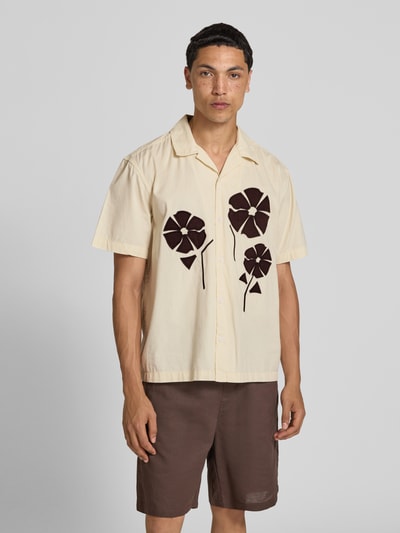 Männermodel trägt Loose Fit Freizeithemd aus reiner Baumwolle Modell 'SEEREN EMBROIDERY' von Only & Sons in Beige mit braunem Blumenmuster, Herren Freizeithemd, Ganzkörperansicht von vorne.