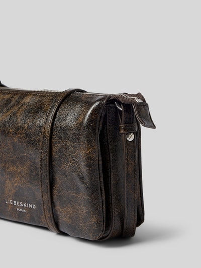 Produktfoto, Purse mit geteilten Hauptfach Modell 'Nina' von LIEBESKIND BERLIN, Strukturmuster, dunkelbraune Oberfläche, Reißverschluss, schmaler Schulterriemen, Breite 25 cm, Länge 15 cm, Tiefe 7 cm