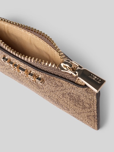 Produktfoto, Portemonnaie mit Logo-Detail Modell 'Laurel' von Guess in Leder-Optik, beige-braune Töne, goldener Reißverschluss, Nahaufnahme