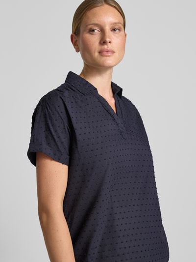 Frauenmodel trägt Regular Fit Bluse im Allover-Look mit V-Ausschnitt von Christian Berg Woman in Dunkelblau, reine Baumwolle, Nahaufnahme Oberkörper.