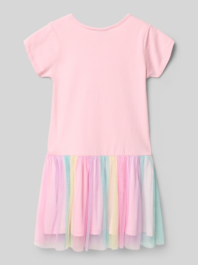 Mädchen trägt Regular Fit Shirtkleid mit Pailettenbesatz von DANAMADE aus elastischem Baumwoll-Mix in Pastell mit Mesh und Falten-Optik, Ganzkörperansicht Rückansicht.