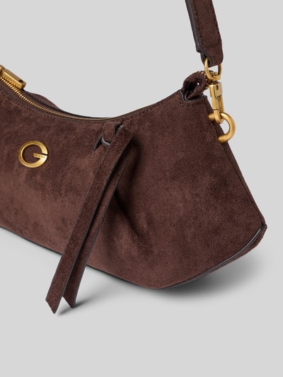 Produktfoto, Handtasche mit Schulterriemen Modell 'ALLEGRA' von GUESS aus braunem Wildleder mit goldfarbenem Label-Detail und Reißverschluss, strukturierte Oberfläche, Kontext: Damen Handtasche mit Hauptfach, Breite 28 cm, Länge 17 cm, Tiefe 7 cm, Schulterriemen 68 cm
