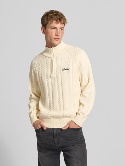Männermodel trägt Regular Fit Strickpullover aus reiner Baumwolle mit Zopfmuster von PROHIBITED, cremefarben, Strick-Optik, Nahaufnahme Oberkörper.