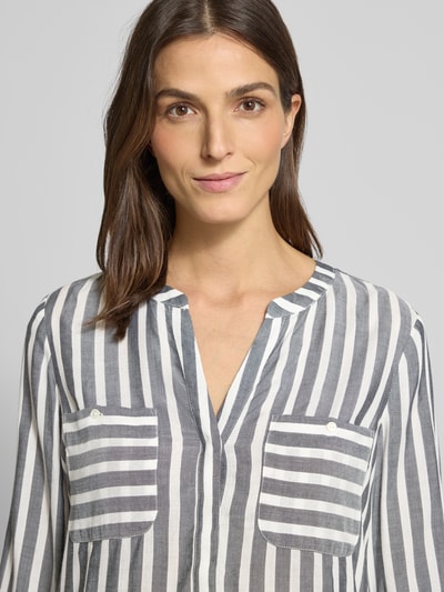 Kobiece model prezentuje Blusenshirt mit Streifenmuster von TOM TAILOR z wiskozy, dekolt V, kieszenie, 3/4 rękaw, zbliżenie na górę ciała.