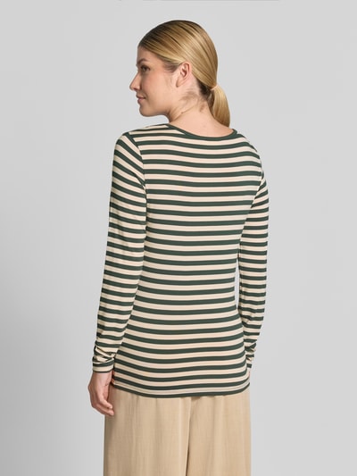 Vrouwenmodel draagt Skinny Fit Longsleeve uit viscosemix model 'Liana' van FREE/QUENT, groen-beige strepen, ruglengte 61 cm, rugaanzicht.