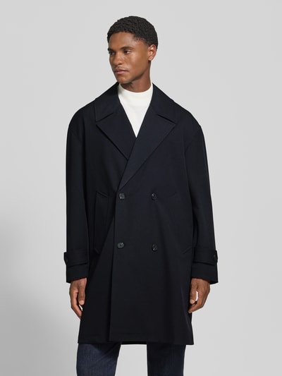 Männermodel trägt Trenchcoat mit doppelreihiger Knopfleiste von Antony Morato in Dunkelblau, glatte Struktur, Ganzkörperansicht von vorne. Material-Mix mit Viskose-Anteil, Straight Fit, Reverskragen, seitliche Eingrifftaschen, Ärmelriegel mit Knopf, Rückenlänge bei M 100 cm, Schulterbreite 48 cm, Brustweite 57 cm, Ärmellänge 59 cm.
