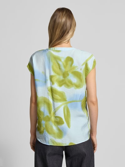Männermodel trägt Blusenshirt mit V-Ausschnitt Modell 'CATE 1' von Soyaconcept, krój regular fit, materiał wiskozowy, niebiesko-zielony wzór, długość tyłu 63 cm w rozmiarze S, widok całej sylwetki z tyłu