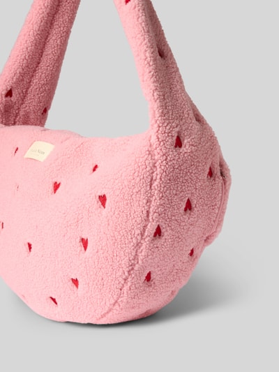 Produktfoto, Crossbody Bag mit Logo-Patch Modell 'Teddy' von Studio Noos in Rosa mit rotem Allover-Motiv-Stitching, flauschige Textur, sichtbarer Reißverschluss, Schulterhenkel, Breite 60 cm, Länge 36 cm, Tiefe 12 cm, Schulterriemen 80 cm