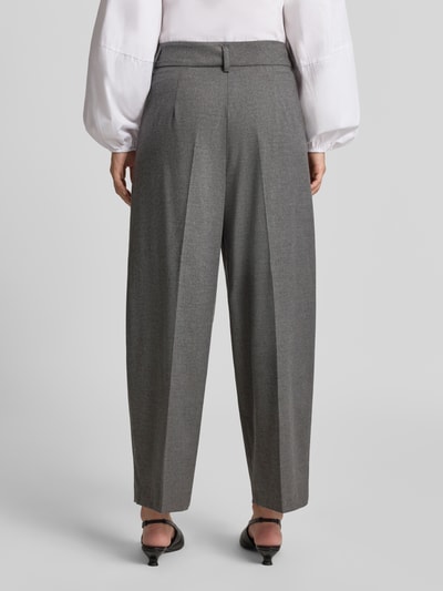 Männermodel trägt szare, szerokie spodnie z zakładkami, materiał gładki, Regular Fit Weite Hose mit Viskose-Woll-Anteil Modell 'MAYLA' von Raffaello Rossi, Damen Weite Hose, Ganzkörperansicht Rückansicht