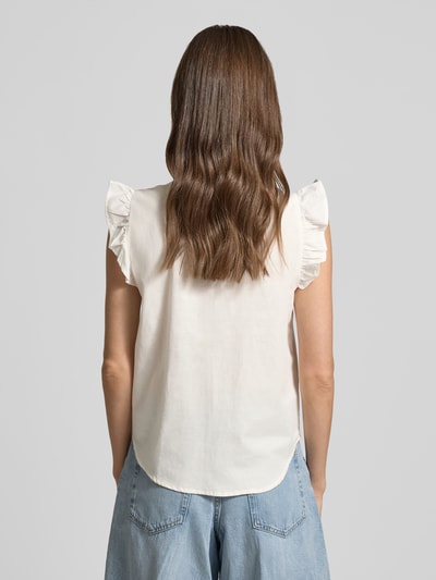 Frauenmodel trägt Regular Fit Bluse aus Baumwoll-Leinen-Mix Modell 'SELMA' von Vero Moda in Offwhite, unifarben, Stehkragen, Frill-Ärmel, Popeline-Optik, Ganzkörperansicht Rückansicht.