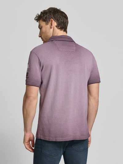 Männermodel trägt Regular Fit Poloshirt mit Label-Stitching von PME Legend aus Reine Baumwolle, Rückenlänge 72 cm, Ganzkörperansicht Rückansicht.