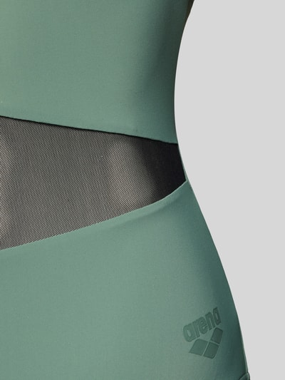 Frauenmodel trägt Slim Fit Badeanzug mit semitransparenten Partien von Arena aus Elastischer-Material-Mix mit Mesh und Ärmelloses-Design, Nahaufnahme Oberkörper.