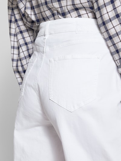 Frauenmodel trägt Barrel Fit Jeans-Culotte aus Baumwoll-Mix Modell 'HANNI' von Raffaello Rossi im 5-Pocket-Design, Detailaufnahme Rückansicht.